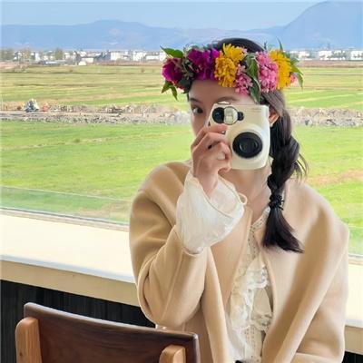 随盲柳入眠的女人